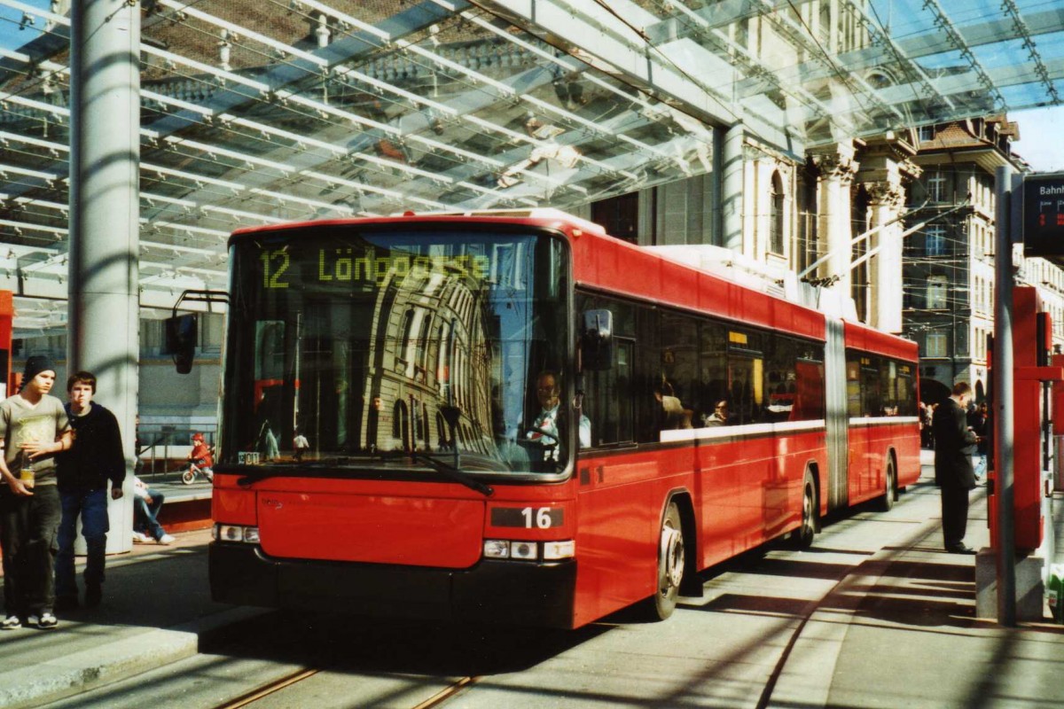 (115'216) - Bernmobil, Bern - Nr. 16 - NAW/Hess Gelenktrolleybus am 16. Mrz 2009 beim Bahnhof Bern