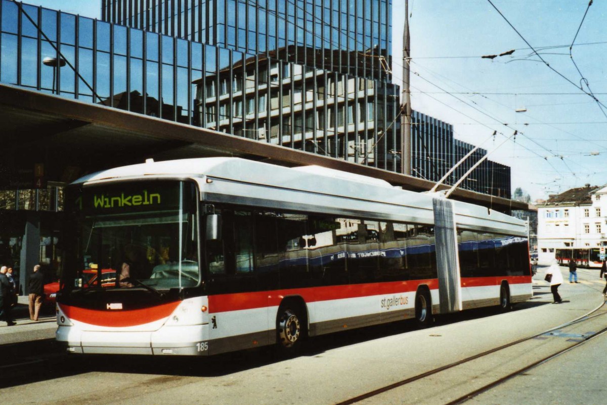 (115'421) - St. Gallerbus, St. Gallen - Nr. 185 - Hess/Hess Gelenktrolleybus am 18. Mrz 2009 beim Bahnhof St. Gallen