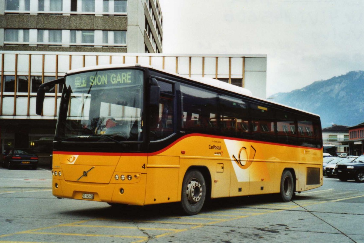 (115'536) - Lathion, Sion - Nr. 4/VS 145'606 - Volvo am 30. Mrz 2009 beim Bahnhof Sion