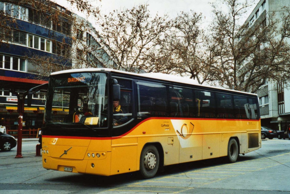 (115'611) - Buchard, Leytron - Nr. 111/VS 181'090 - Volvo am 30. Mrz 2009 beim Bahnhof Sion
