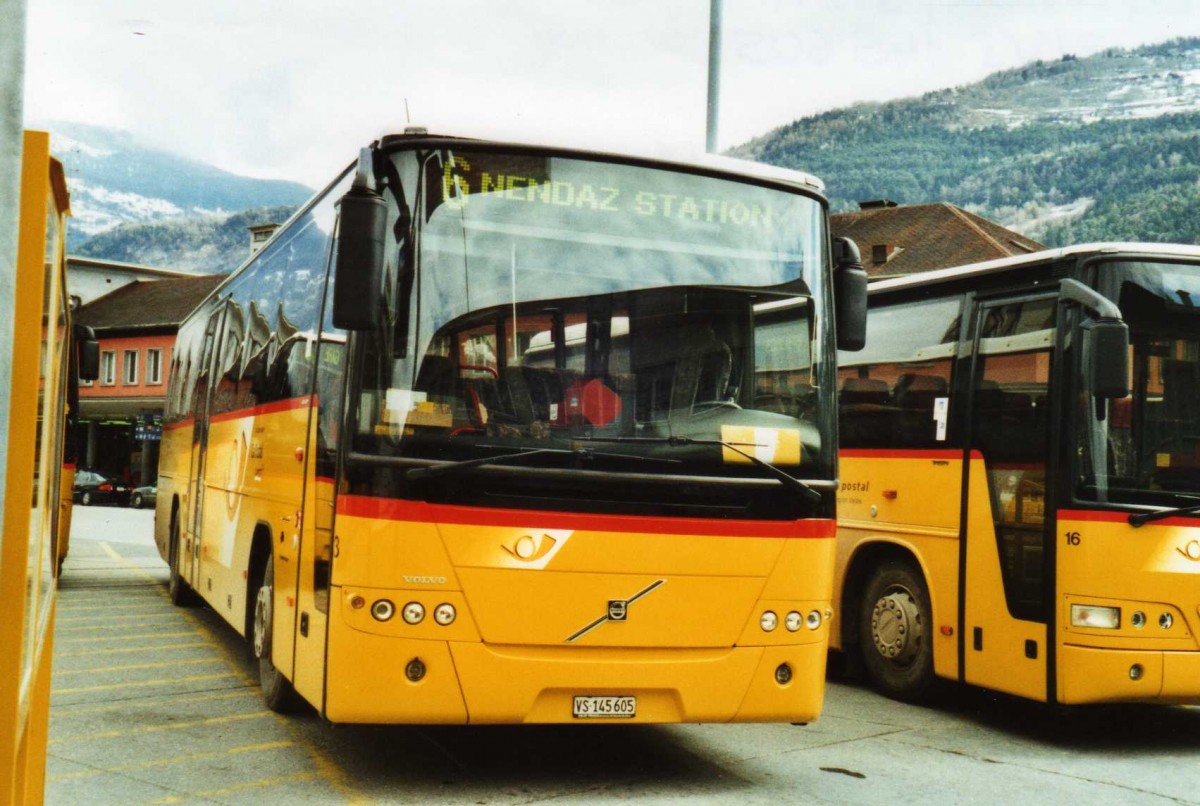 (115'704) - Lathion, Sion - Nr. 3/VS 145'605 - Volvo am 30. Mrz 2009 beim Bahnhof Sion