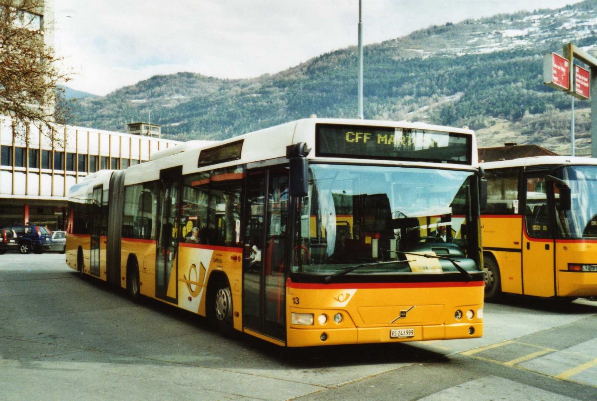 (115'717) - PostAuto Wallis - Nr. 13/VS 243'999 - Volvo (ex P 27'002) am 30. Mrz 2009 beim Bahnhof Sion