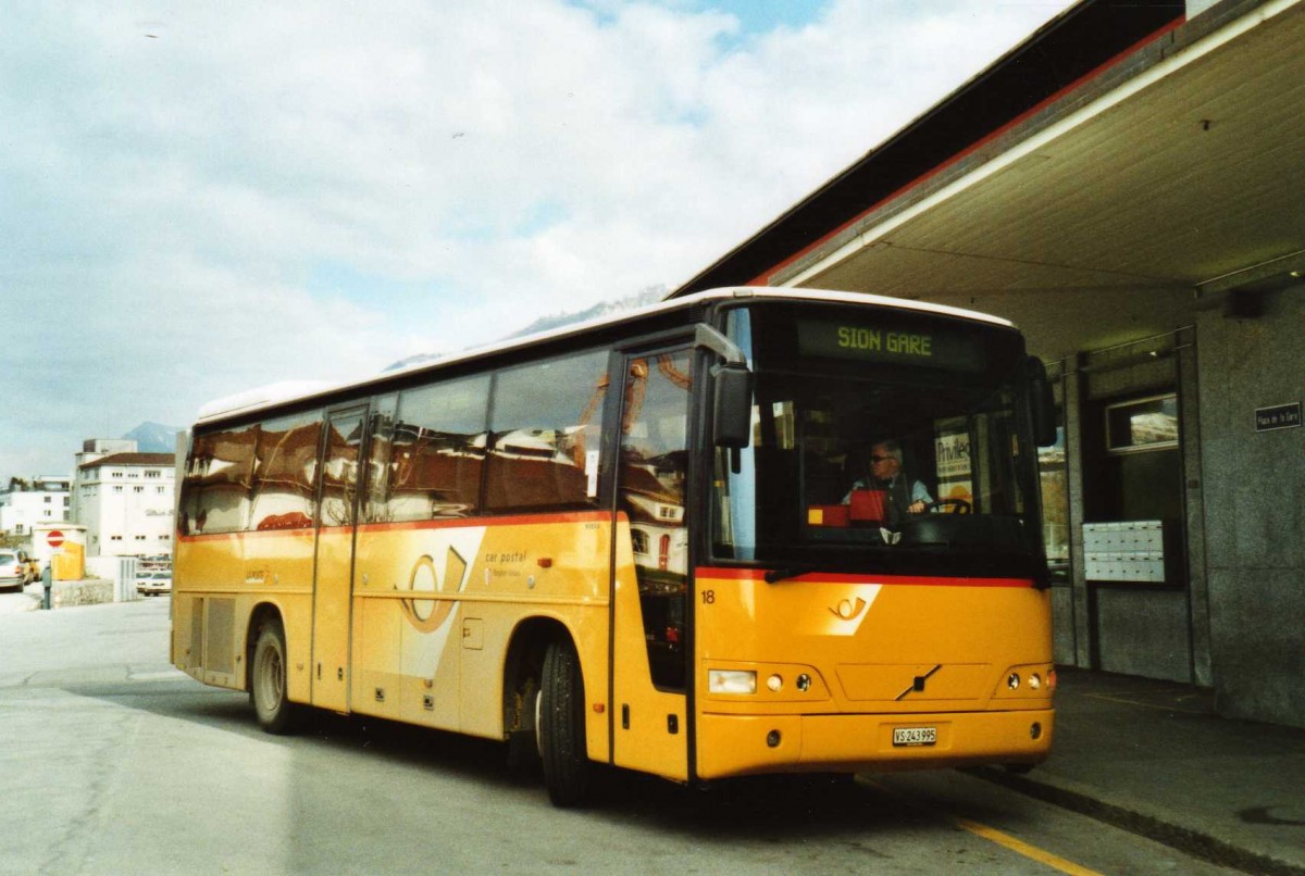 (115'721) - PostAuto Wallis - Nr. 18/VS 243'995 - Volvo (ex P 25'626) am 30. Mrz 2009 beim Bahnhof Sion
