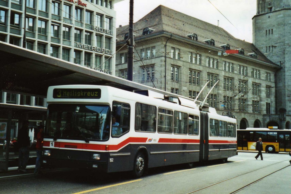 (116'009) - VBSG St. Gallen - Nr. 152 - NAW/Hess Gelenktrolleybus am 22. April 2009 beim Bahnhof St. Gallen
