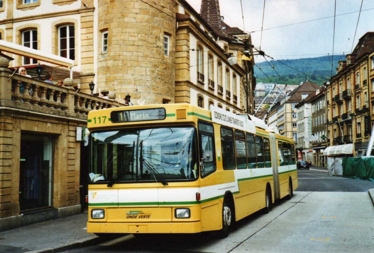 (116'306) - TN Neuchtel - Nr. 117 - NAW/Hess Gelenktrolleybus am 3. Mai 2009 in Neuchtel, Place Pury