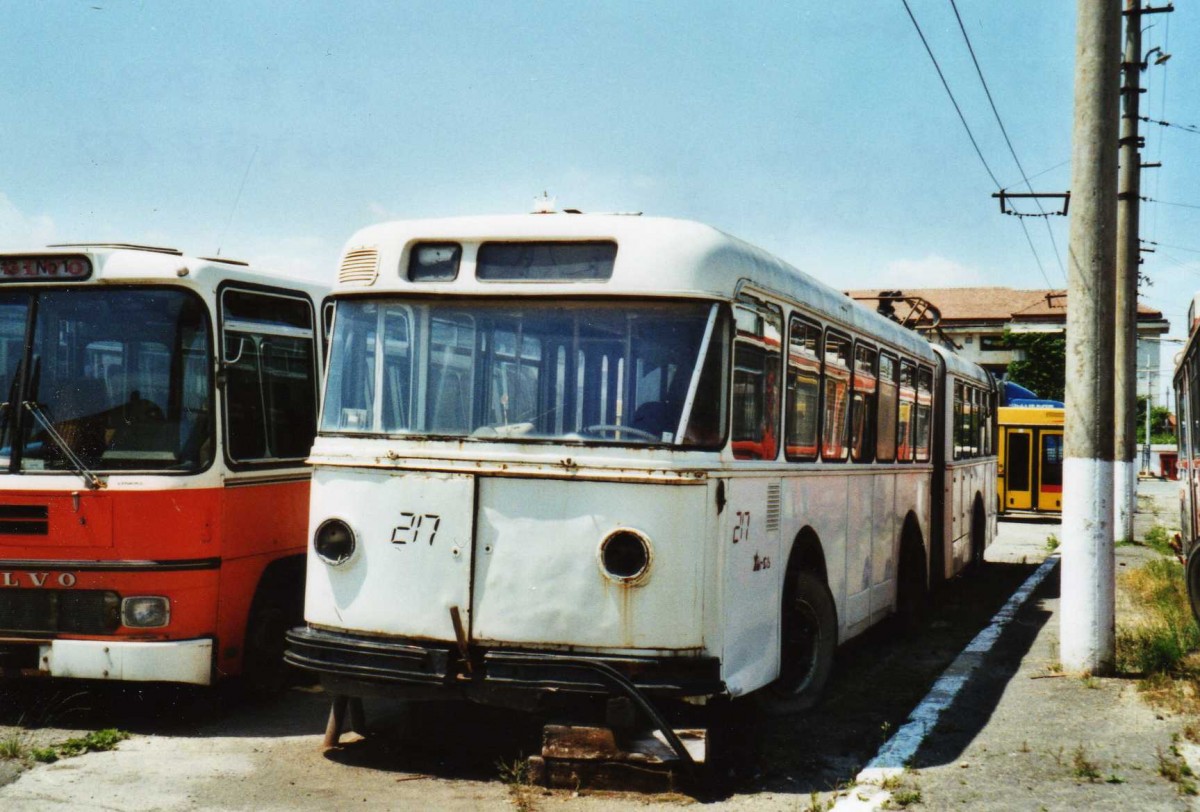 (116'834) - Tursib, Sibiu - Nr. 217 - FBW/SWS Gelenktrolleybus (ex TL Lausanne Nr. 803; ex VBZ Zrich Nr. 122) am 27. Mai 2009 in Sibiu, Depot