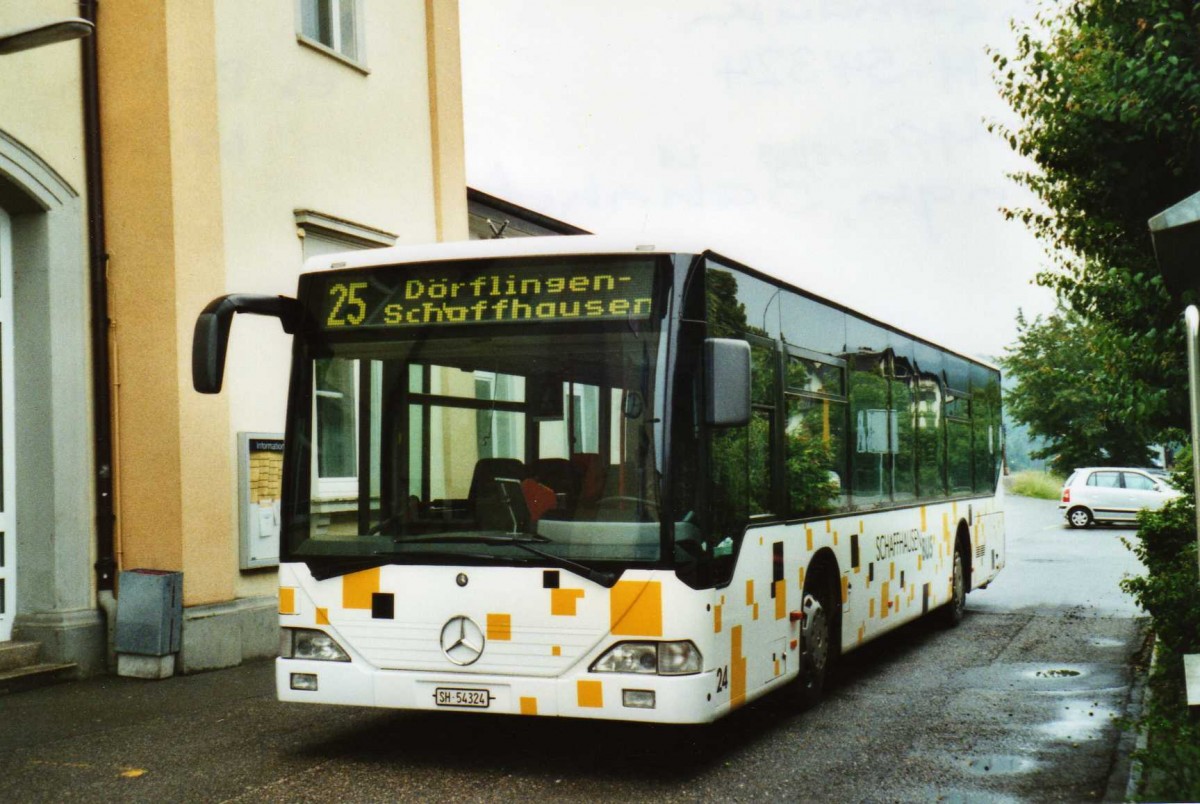 (117'215) - SB Schaffhausen - Nr. 24/SH 54'324 - Mercedes (ex Rattin, Neuhausen Nr. 24) am 6. Juni 2009 beim Bahnhof Thayngen