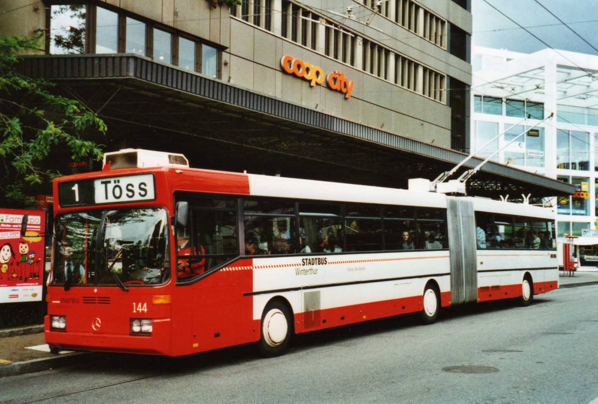 (117'302) - SW Winterthur - Nr. 144 - Mercedes Gelenktrolleybus am 6. Juni 2009 beim Hauptbahnhof Winterthur