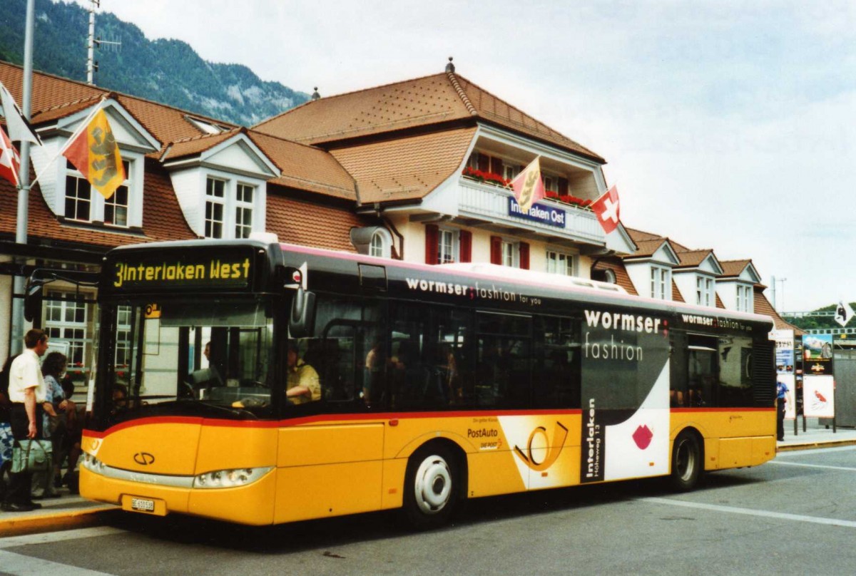 (117'713) - PostAuto Bern - BE 610'538 - Solaris am 14. Juni 2009 beim Bahnhof Interlaken Ost