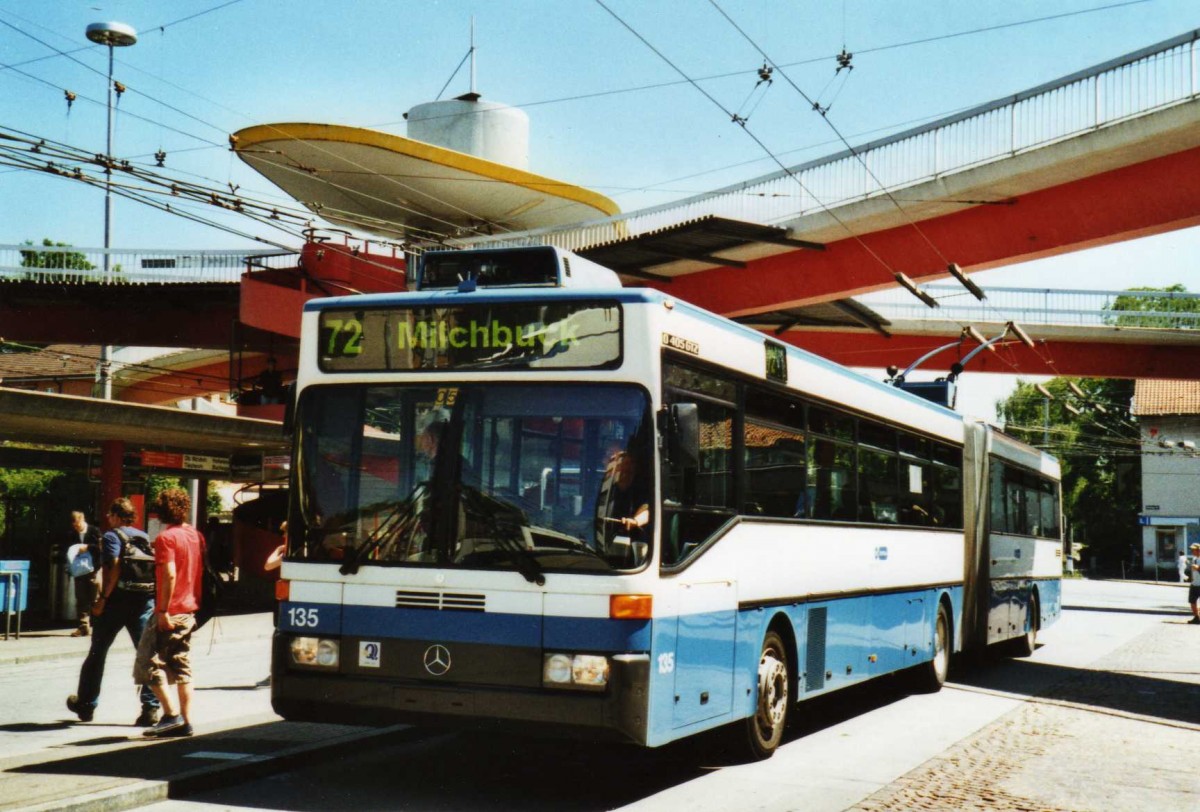 (117'802) - VBZ Zrich - Nr. 135 - Mercedes Gelenktrolleybus am 17. Juni 2009 in Zrich, Bucheggplatz