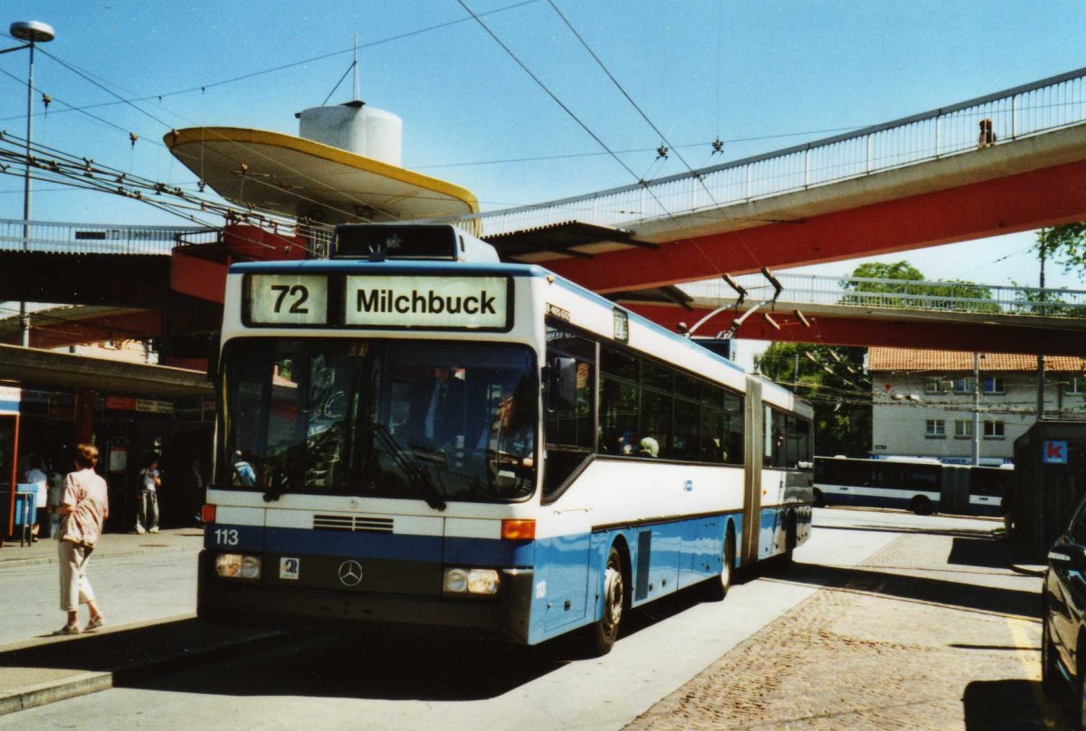 (117'814) - VBZ Zrich - Nr. 113 - Mercedes Gelenktrolleybus am 17. Juni 2009 in Zrich, Bucheggplatz