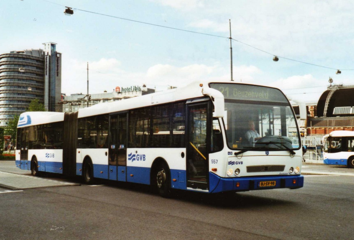 (118'330) - GVB Amsterdam - Nr. 557/BJ-SV-98 - Volvo/Berkhof am 6. Juli 2009 beim Bahnhof Amsterdam