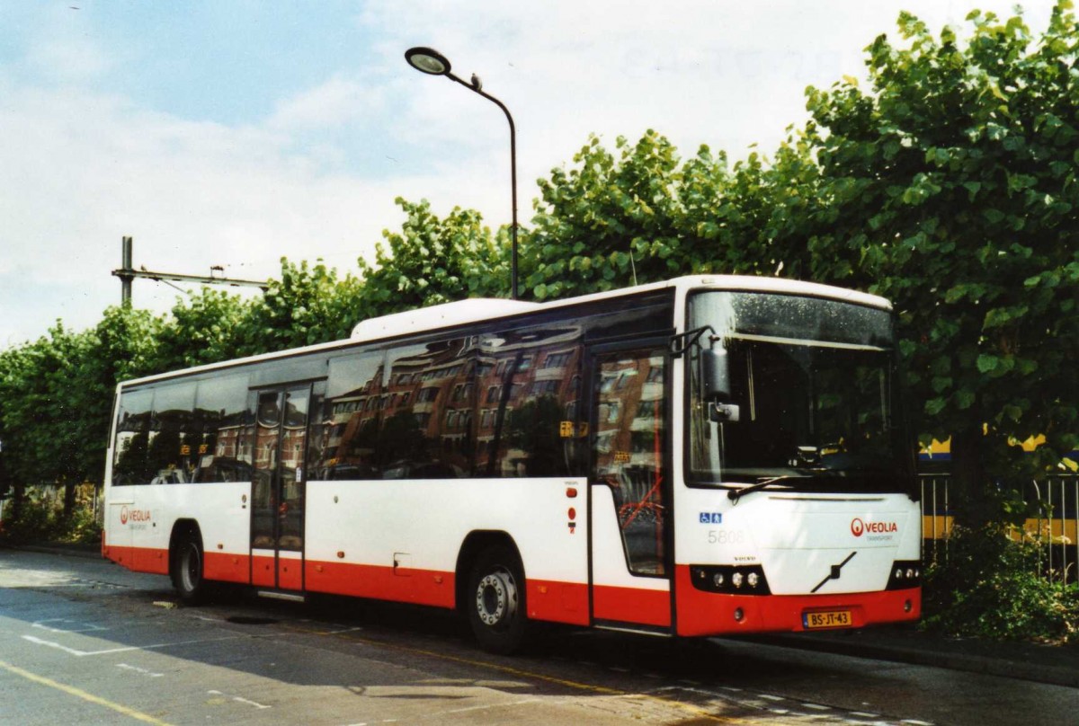 (118'619) - VEOLIA - Nr. 5808/BS-JT-43 - Volvo am 8. Juli 2009 beim Bahnhof Maastricht