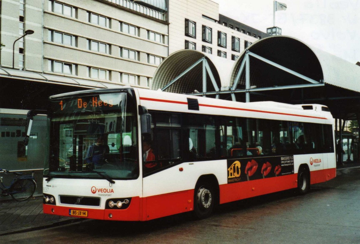 (118'621) - VEOLIA - Nr. 3837/BS-JX-14 - Volvo am 8. Juli 2009 beim Bahnhof Maastricht