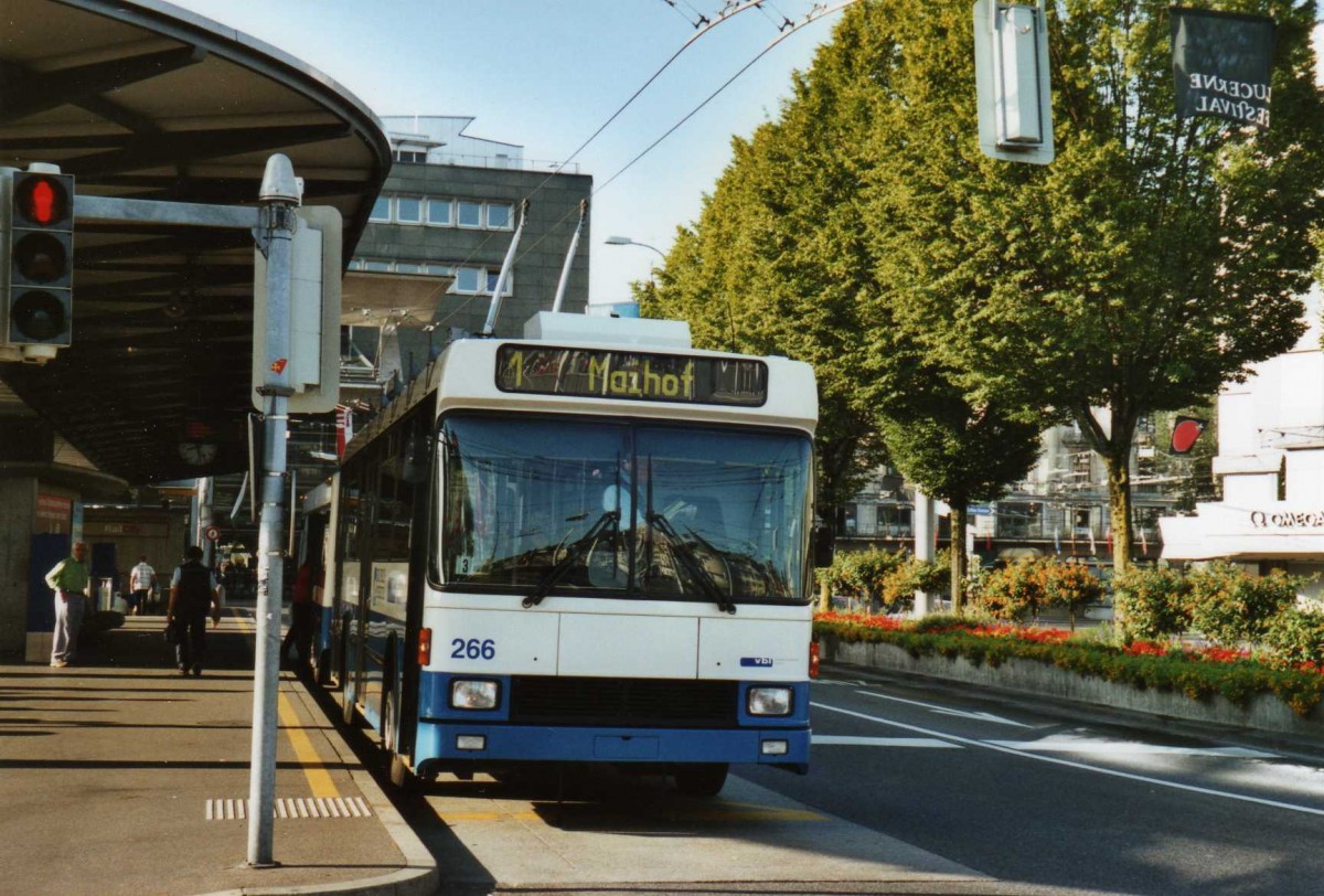 (119'633) - VBL Luzern - Nr. 266 - NAW/R&J-Hess Trolleybus am 15. August 2009 beim Bahnhof Luzern
