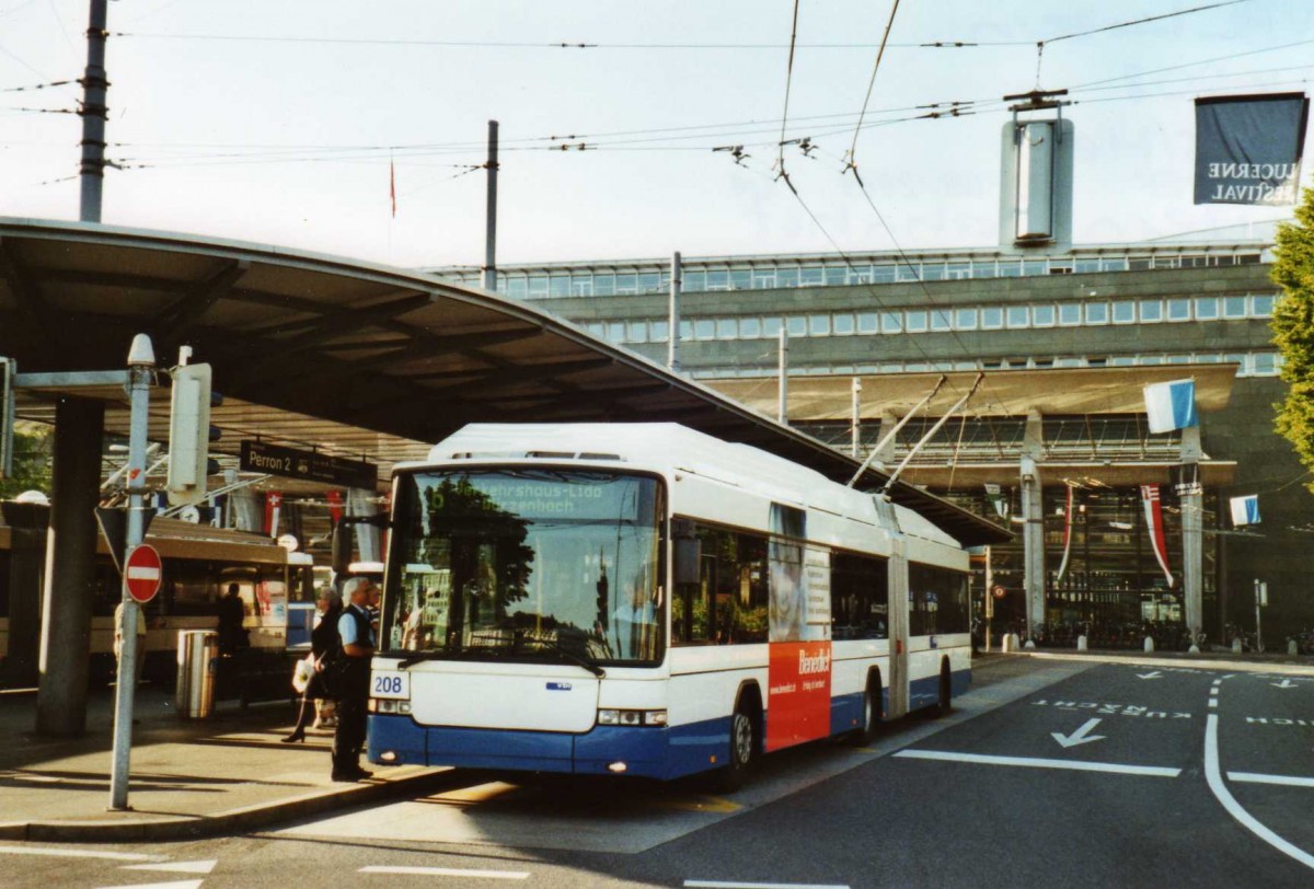 (119'703) - VBL Luzern - Nr. 208 - Hess/Hess Gelenktrolleybus am 15. August 2009 beim Bahnhof Luzern