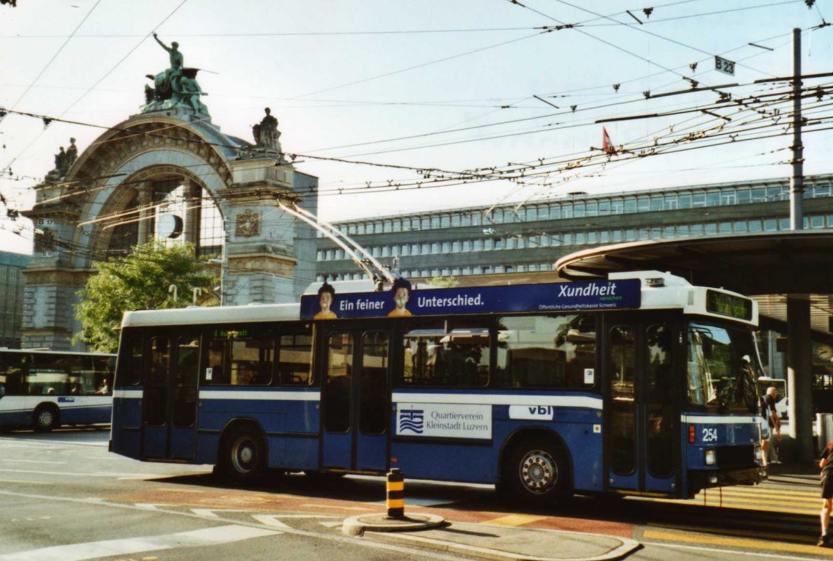 (119'709) - VBL Luzern - Nr. 254 - NAW/R&J-Hess Trolleybus am 15. August 2009 beim Bahnhof Luzern