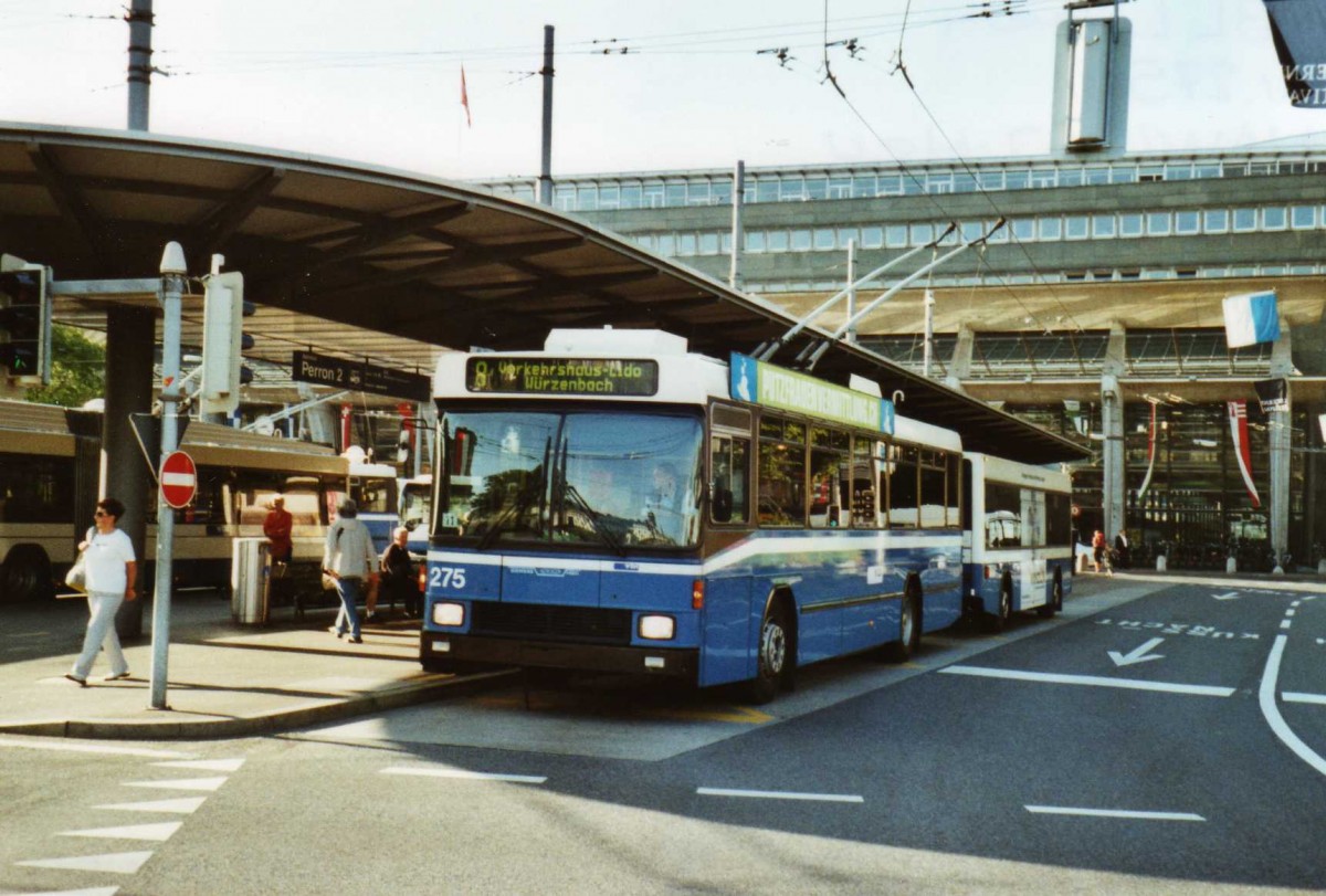(119'710) - VBL Luzern - Nr. 275 - NAW/R&J-Hess Trolleybus am 15. August 2009 beim Bahnhof Luzern
