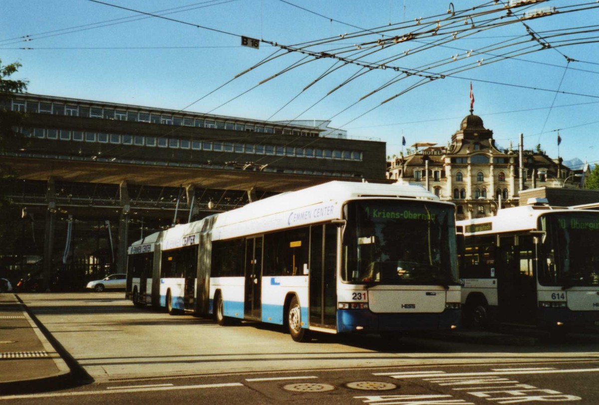 (119'712) - VBL Luzern - Nr. 231 - Hess/Hess Doppelgelenktrolleybus am 15. August 2009 beim Bahnhof Luzern