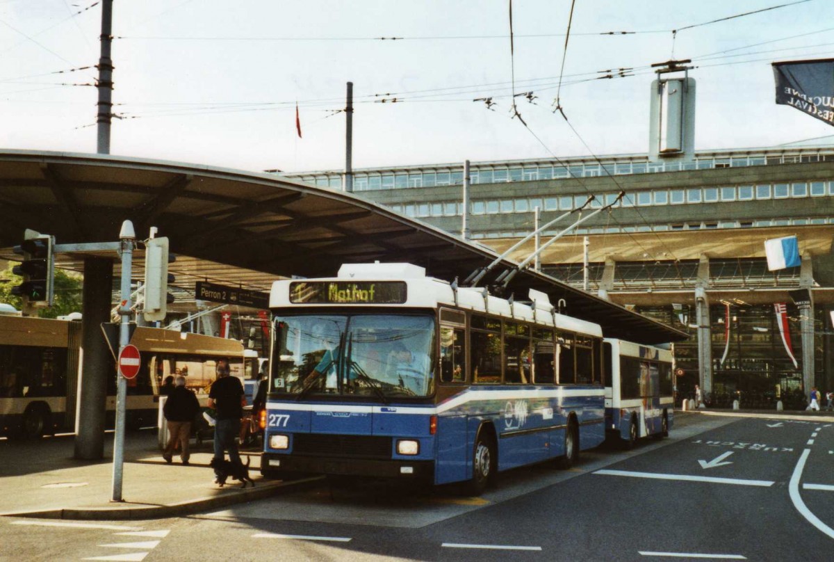 (119'714) - VBL Luzern - Nr. 277 - NAW/R&J-Hess Trolleybus am 15. August 2009 beim Bahnhof Luzern