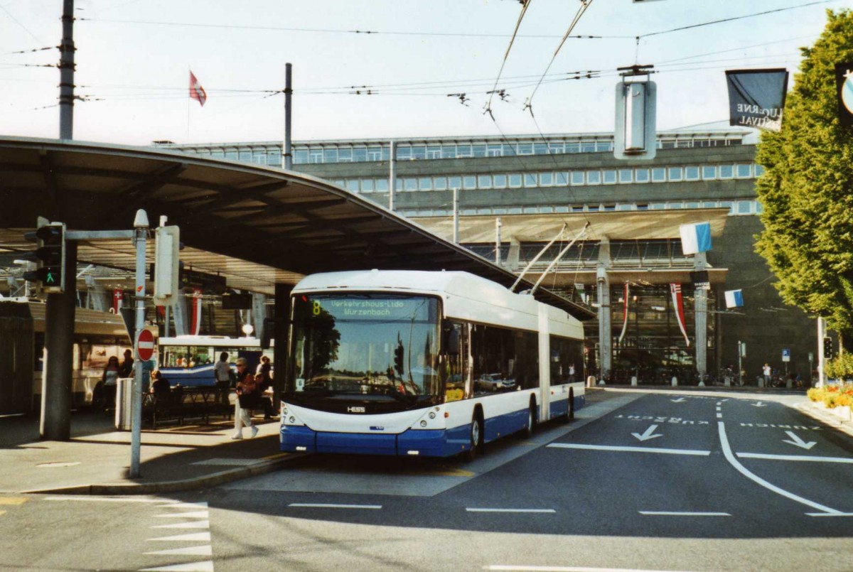 (119'723) - VBL Luzern - Nr. 217 - Hess/Hess Gelenktrolleybus am 15. August 2009 beim Bahnhof Luzern