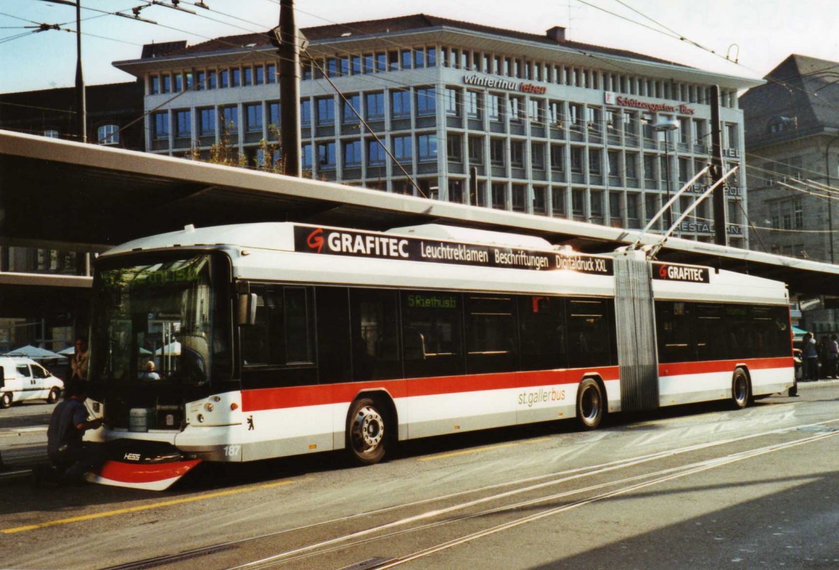 (121'321) - St. Gallerbus, St. Gallen - Nr. 187 - Hess/Hess Gelenktrolleybus am 23. September 2009 beim Bahnhof St. Gallen