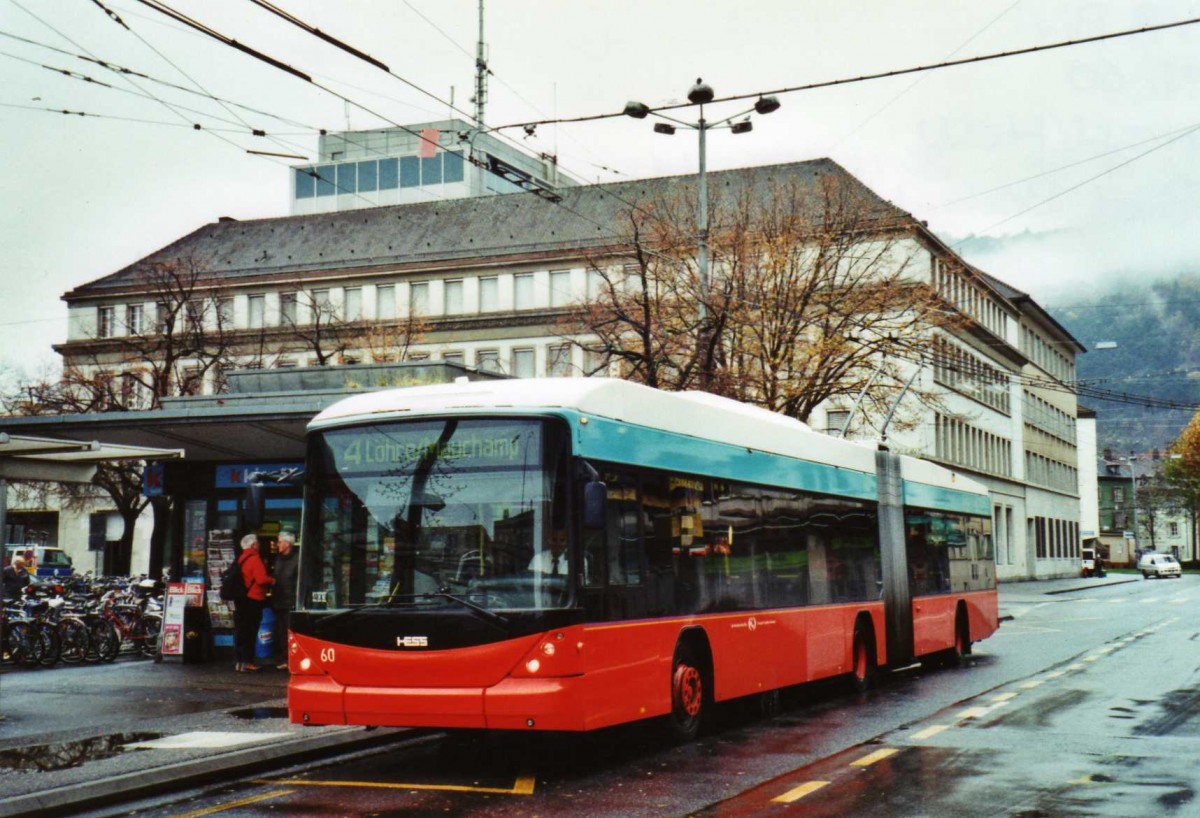 (122'025) - VB Biel - Nr. 60 - Hess/Hess Gelenktrolleybus am 16. November 2009 beim Bahnhof Biel