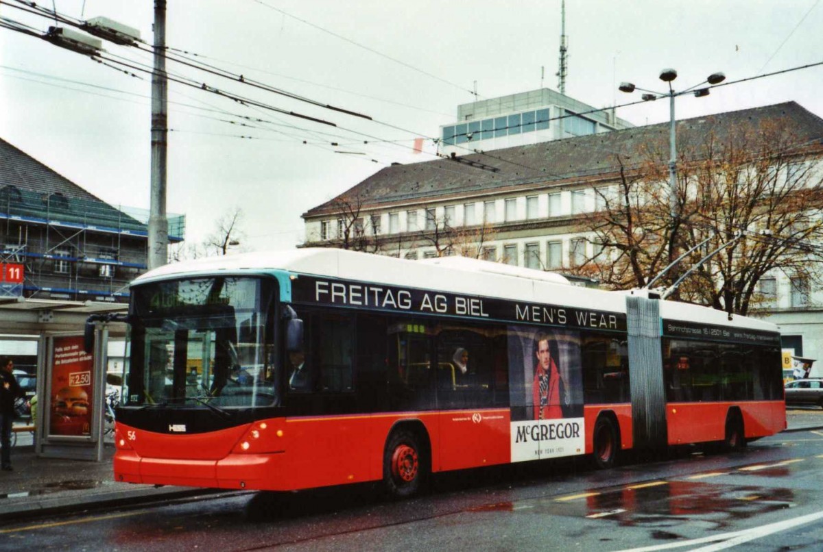 (122'033) - VB Biel - Nr. 56 - Hess/Hess Gelenktrolleybus am 16. November 2009 beim Bahnhof Biel