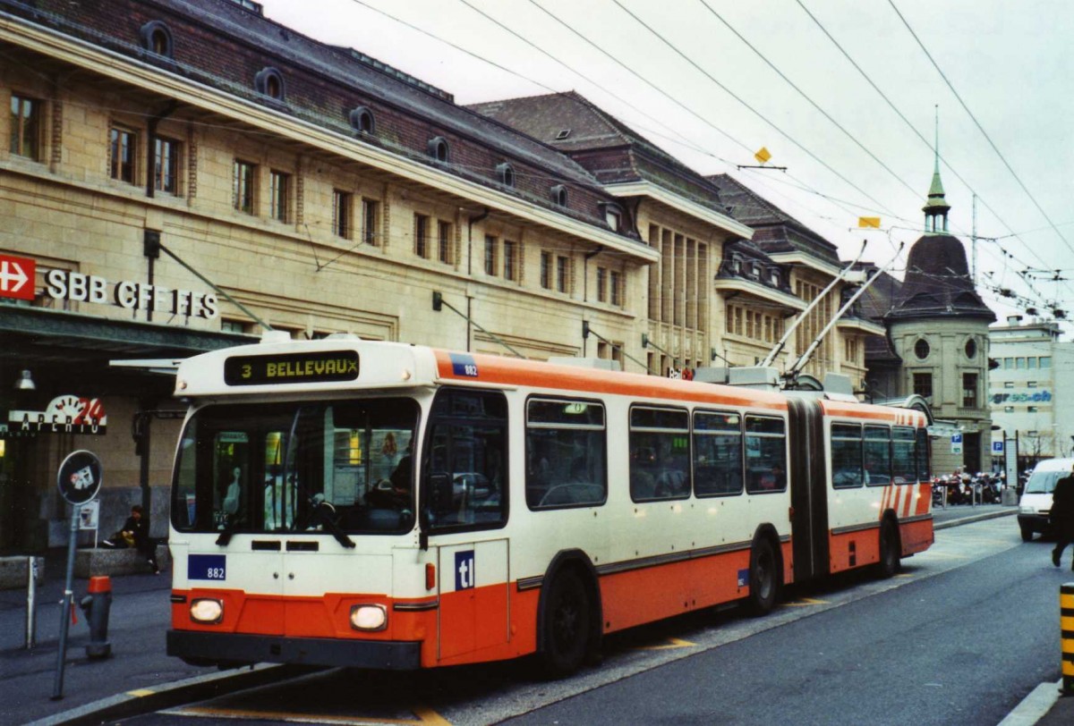 (122'211) - TL Lausanne - Nr. 882 - Saurer/Hess Gelenktrolleybus (ex TPG Genve Nr. 662) am 19. November 2009 beim Bahnhof Lausanne
