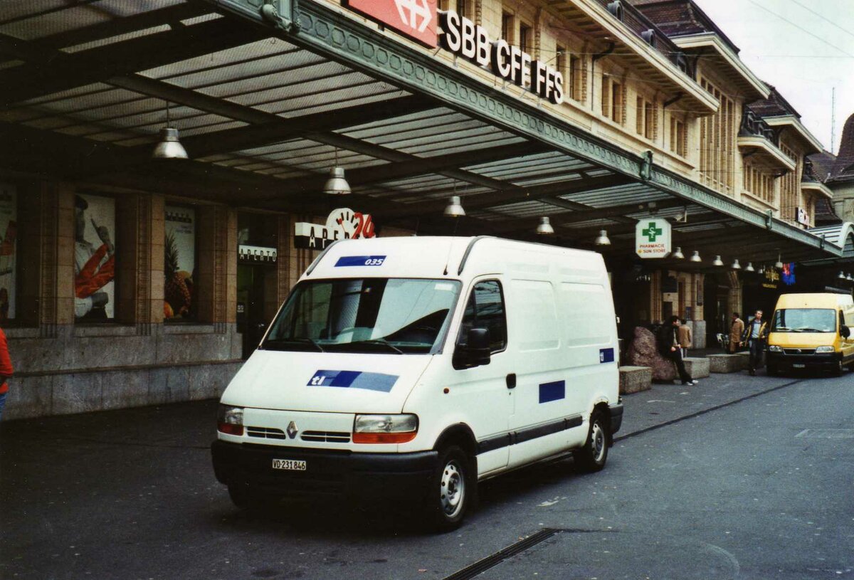 (122'237) - Aus dem Archiv: TL Lausanne - Nr. 35/VD 231'846 - Renault am 19. November 2009 beim Bahnhof Lausanne