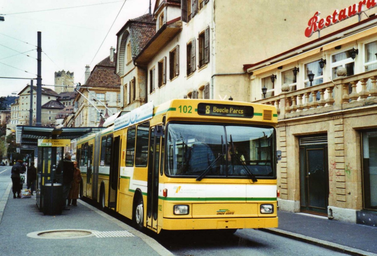 (122'525) - TN Neuchtel - Nr. 102 - NAW/Hess Gelenktrolleybus am 5. Dezember 2009 in Neuchtel, Place Pury