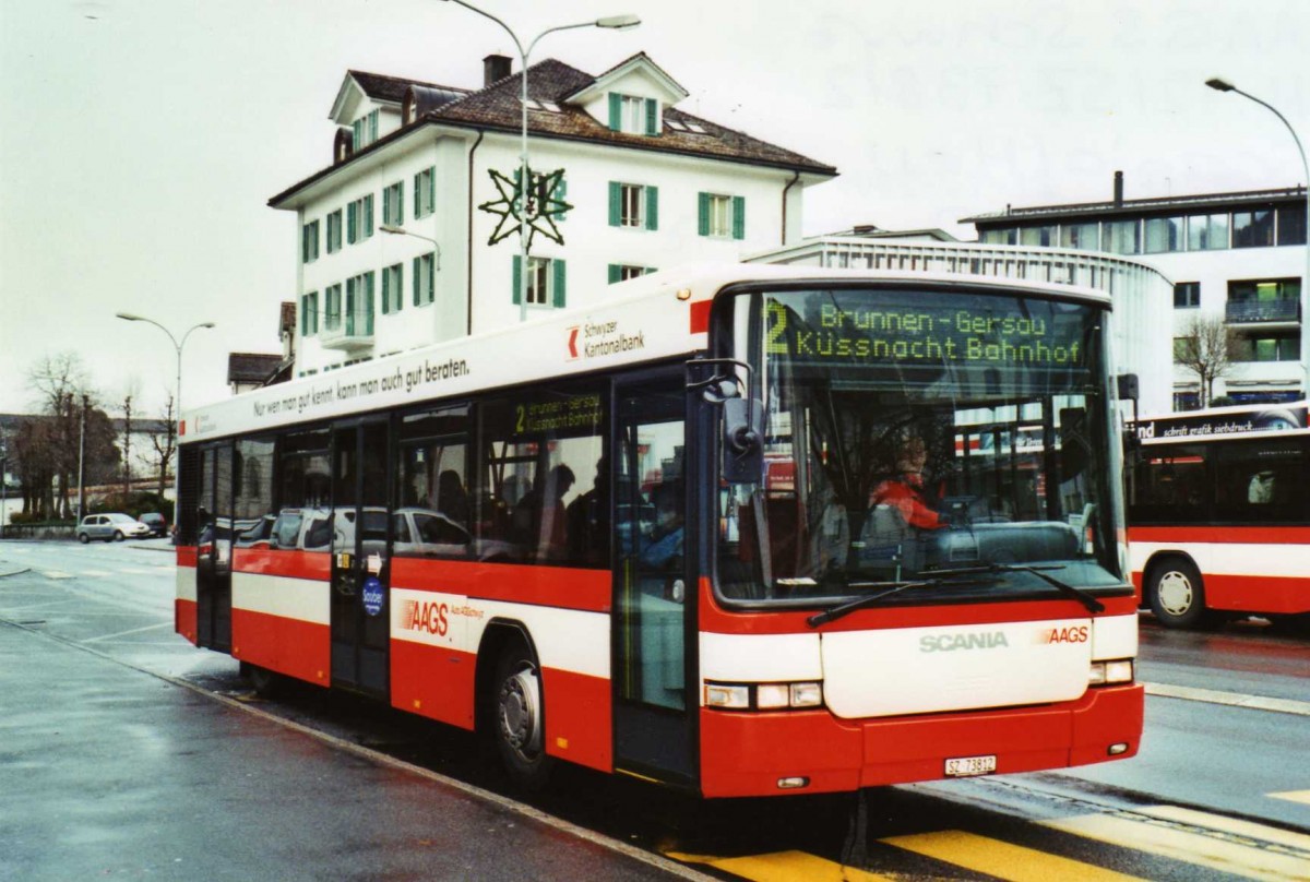 (122'622) - AAGS Schwyz - Nr. 12/SZ 73'812 - Scania/Hess am 10. Dezember 2009 in Schwyz, Postplatz