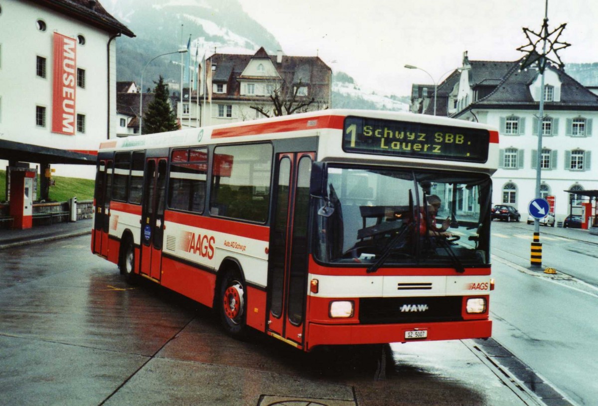 (122'624) - AAGS Schwyz - Nr. 7/SZ 5007 - NAW/Hess am 10. Dezember 2009 in Schwyz, Postplatz