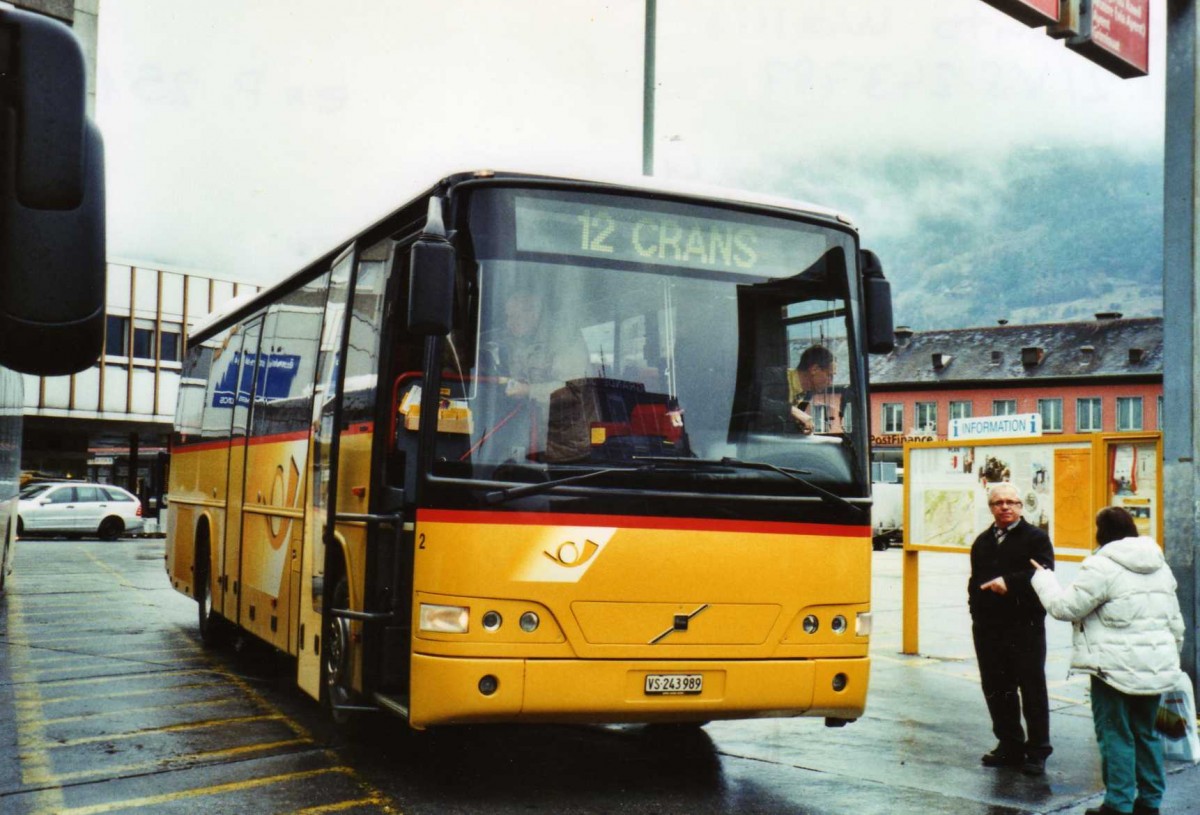 (122'811) - PostAuto Wallis - Nr. 2/VS 243'989 - Volvo (ex P 25'142) am 12. Dezember 2009 beim Bahnhof Sion