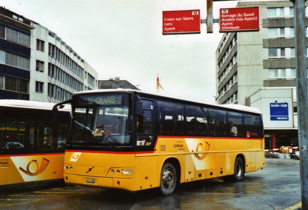 (122'812) - PostAuto Wallis - Nr. 2/VS 243'989 - Volvo (ex P 25'142) am 12. Dezember 2009 beim Bahnhof Sion