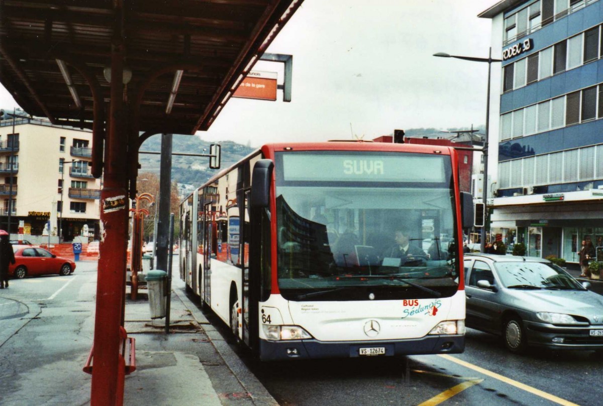 (122'821) - Lathion, Sion - Nr. 64/VS 12'674 - Mercedes am 12. Dezember 2009 beim Bahnhof Sion