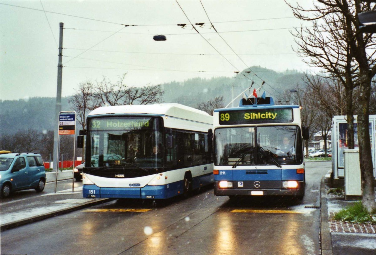 (123'011) - VBZ Zrich - Nr. 151 - Hess/Hess Gelenktrolleybus + Nr. 211/ZH 588'211 - Mercedes am 13. Dezember 2009 in Zrich, Strassenverkehrsamt