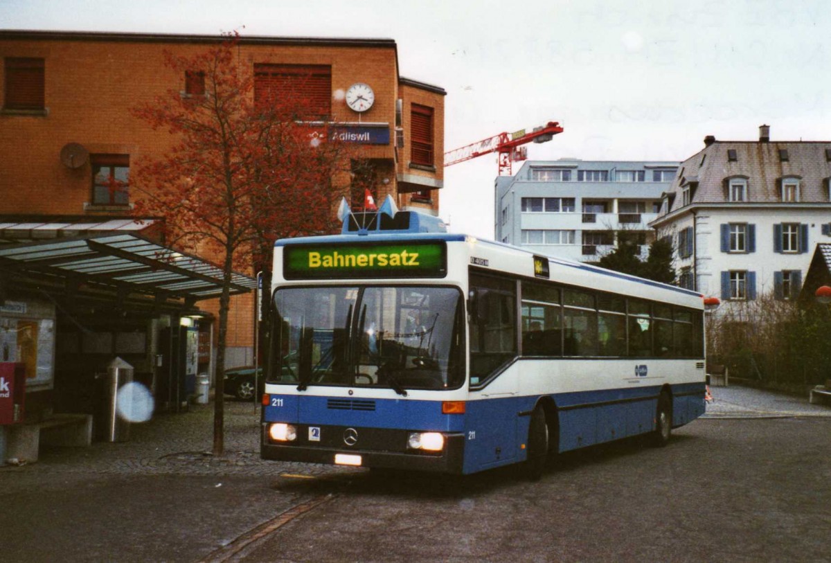 (123'024) - VBZ Zrich - Nr. 211/ZH 588'211 - Mercedes am 13. Dezember 2009 beim Bahnhof Adliswil