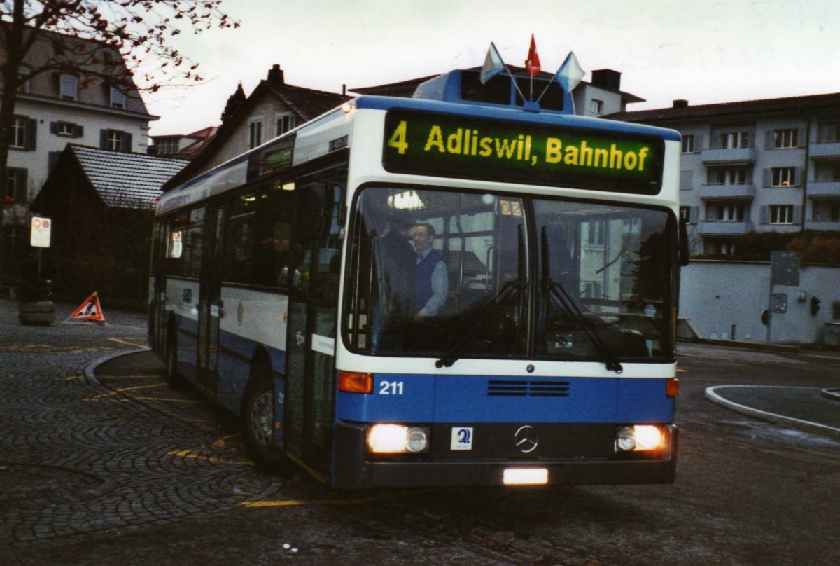(123'025) - VBZ Zrich - Nr. 211/ZH 588'211 - Mercedes am 13. Dezember 2009 beim Bahnhof Adliswil