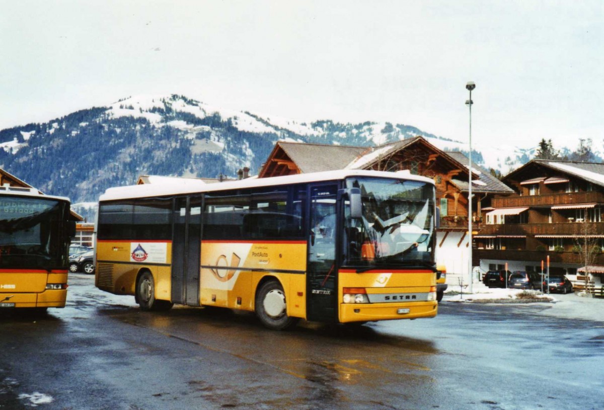 (124'305) - Kbli, Gstaad - BE 235'726 - Setra am 24. Januar 2010 beim Bahnhof Gstaad