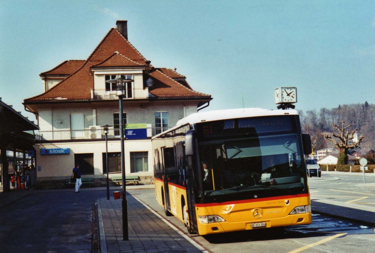 (124'607) - PostAuto Bern - BE 653'384 - Mercedes am 8. Mrz 2010 beim Bahnhof Spiez