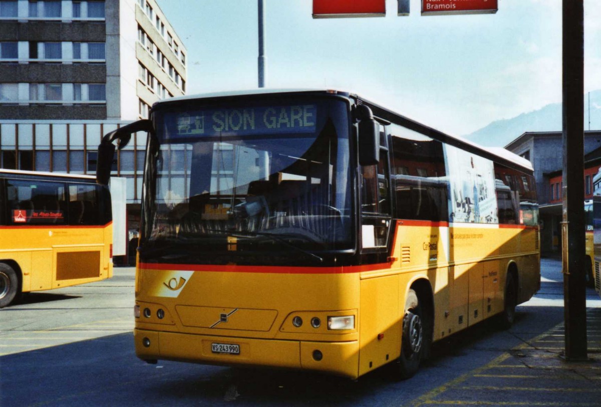 (124'627) - PostAuto Wallis - Nr. 3/VS 243'990 - Volvo (ex P 25'143) am 9. Mrz 2010 beim Bahnhof Sion