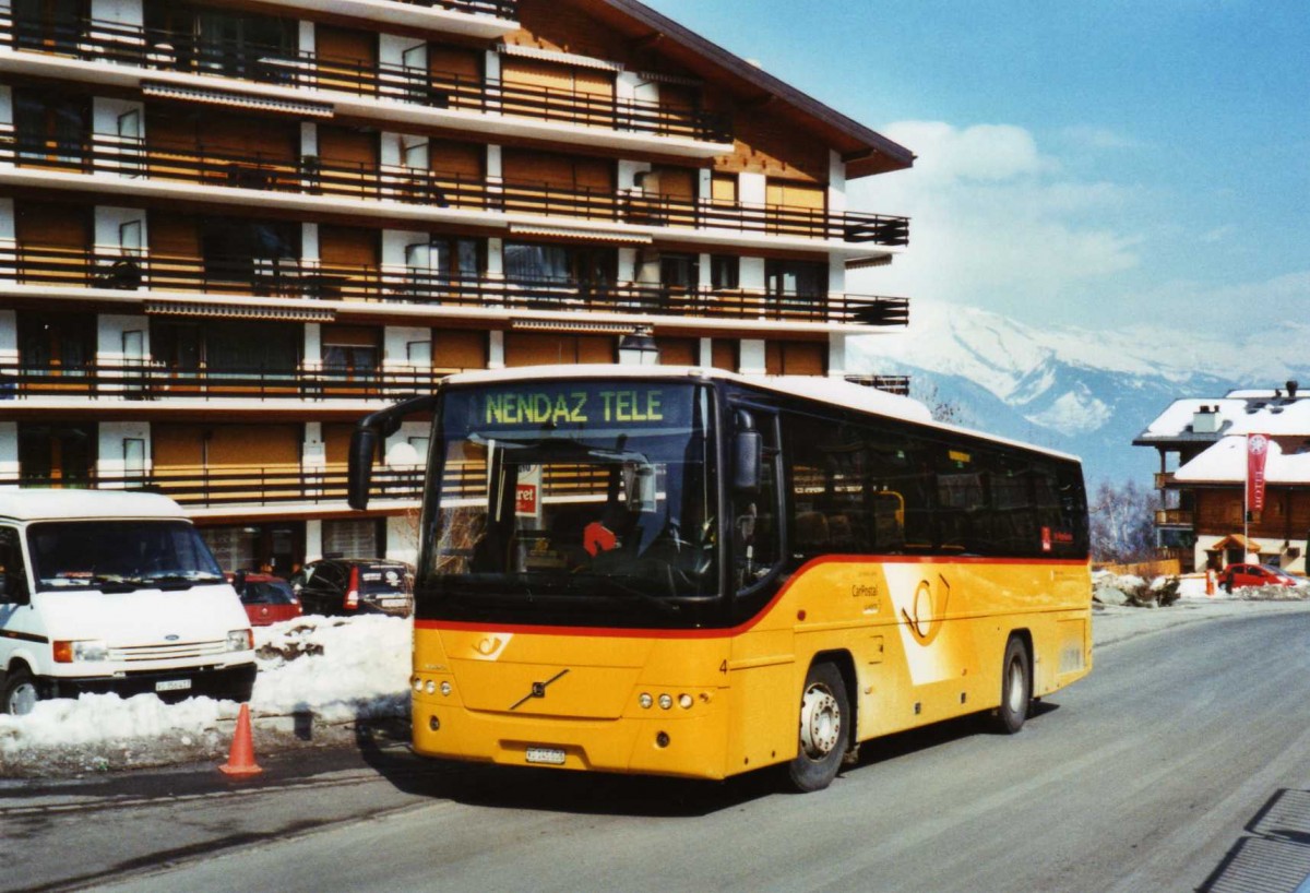 (124'702) - Lathion, Sion - Nr. 4/VS 145'606 - Volvo am 9. Mrz 2010 in Haute-Nendaz, Tl