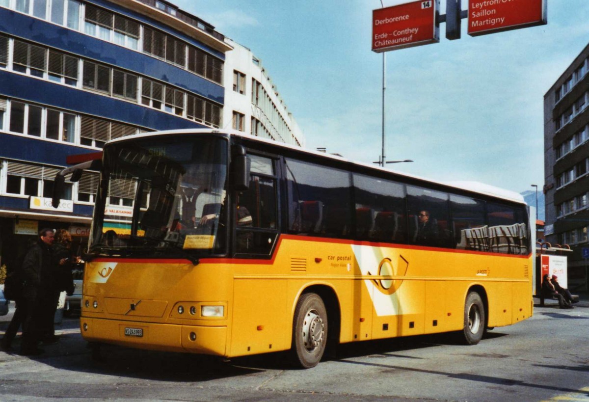 (124'706) - PostAuto Wallis - Nr. 16/VS 243'993 - Volvo (ex P 25'624) am 9. Mrz 2010 beim Bahnhof Sion
