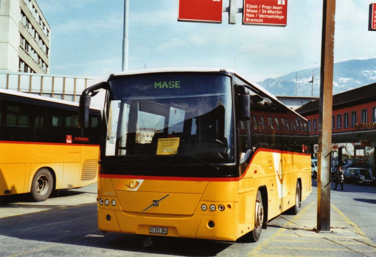 (124'710) - PostAuto Wallis - Nr. 25/VS 291'384 - Volvo am 9. Mrz 2010 beim Bahnhof Sion