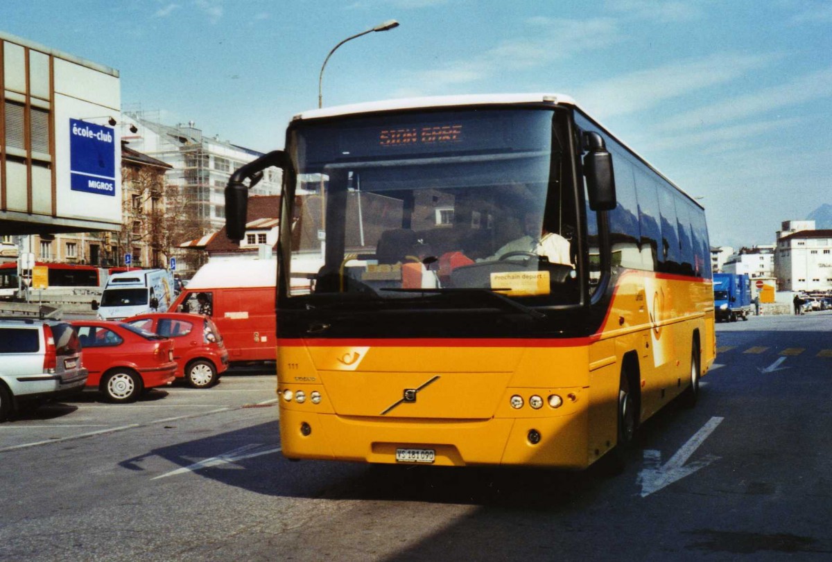 (124'716) - Buchard, Leytron - Nr. 111/VS 181'090 - Volvo am 9. Mrz 2010 beim Bahnhof Sion