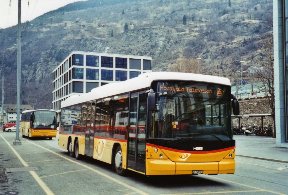 (124'727) - PostAuto Wallis - VS 241'983 - Scania/Hess am 9. Mrz 2010 beim Bahnhof Brig