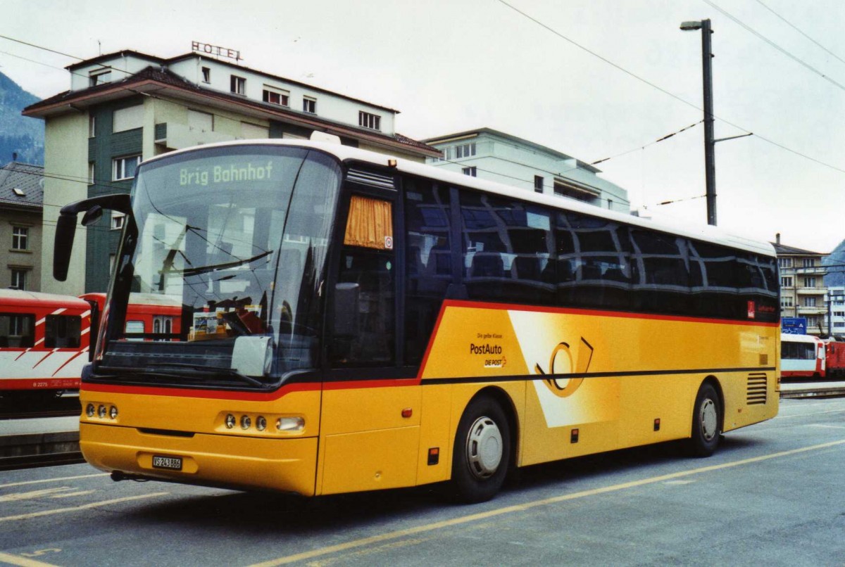 (124'728) - PostAuto Wallis - VS 243'886 - Neoplan (ex P 25'152) am 9. Mrz 2010 beim Bahnhof Brig