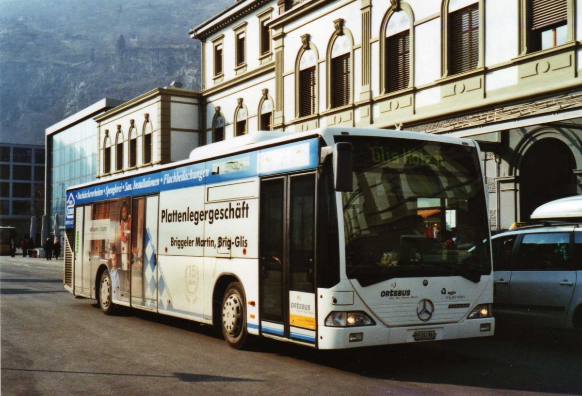 (124'837) - PostAuto Wallis - VS 241'961 - Mercedes am 12. Mrz 2010 beim Bahnhof Brig