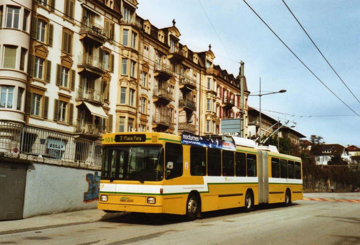 (125'304) - TN Neuchtel - Nr. 108 - NAW/Hess Gelenktrolleybus am 22. Mrz 2010 beim Bahnhof Neuchtel